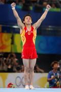 图文-奥运男子自由体操决赛 邹凯迎接观众欢呼