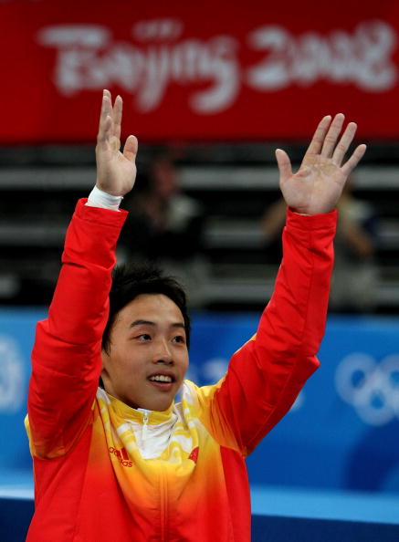 图文-奥运男子自由体操决赛 邹凯向观众致意
