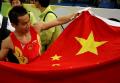 图文-奥运会男子鞍马决赛 肖钦接过五星红旗