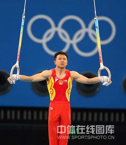 图文-陈一冰夺得男子吊环金牌 挺住就是胜利
