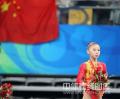 图文-体操女子高低杠决赛何可欣夺金 国旗在身后
