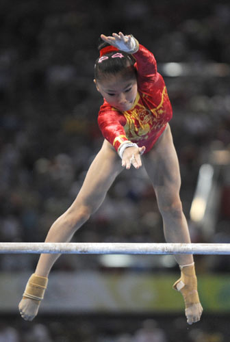 图文-体操女子高低杠决赛 完成高难度动作