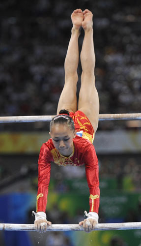 图文-体操女子高低杠决赛 杨伊琳夺得铜牌