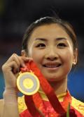 图文-中国夺得女子蹦床金牌 何雯娜展示金牌