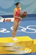 图文-中国选手何雯娜夺得女子蹦床冠军 获得金牌