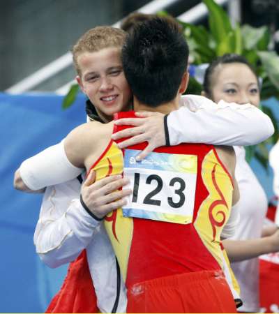 图文-北京奥运双杠决赛打响 接受对手的祝贺