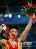 图文-北京奥运双杠决赛打响 展示金色的奖牌