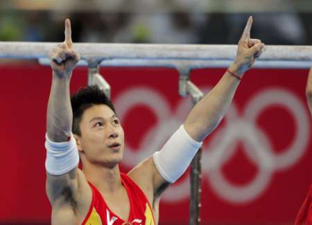 图文-李小鹏获得奥运双杠金牌 实现奥运梦想