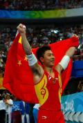图文-奥运会男子体操双杠决赛 李小鹏身披国旗