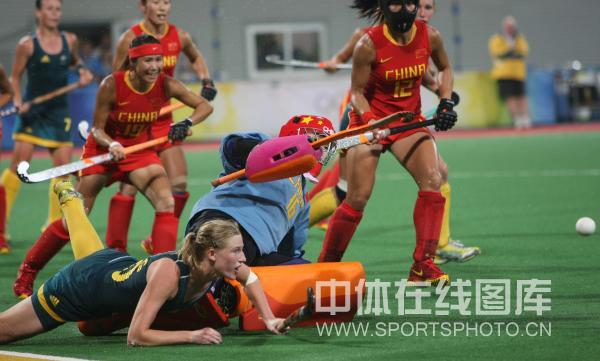 图文-中国女曲晋级四强 与守门员撞到一起