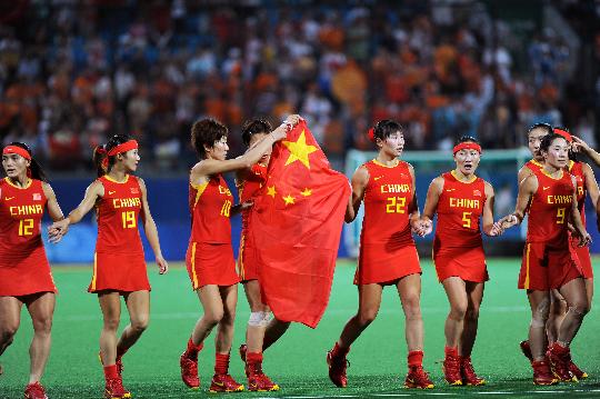 图文-女曲决赛中国队不敌荷兰获亚军 向观众致意