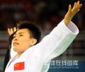 图文-女子柔道57公斤级许岩摘得铜牌 拥抱胜利