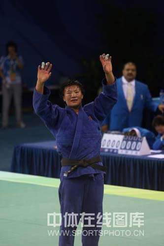图文-杨秀丽获柔道女子78公斤级金牌 向观众问好