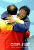 图文-杨秀丽获柔道女子78公斤级金牌 和教练相拥抱