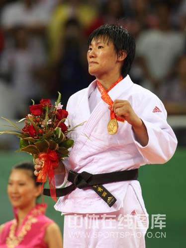 图文-杨秀丽获柔道女子78公斤级金牌 展示沉甸甸金牌