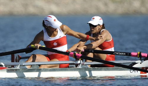 图文-女子轻量级双人双桨半决赛 队员互相安慰