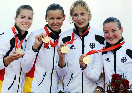 图文-女子四人皮艇500米颁奖 德国队庆祝夺冠