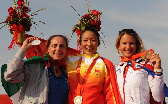 图文-女子帆板比赛颁奖 灿烂笑容映国旗