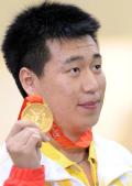 图文-庞伟获男子10米气手枪金牌