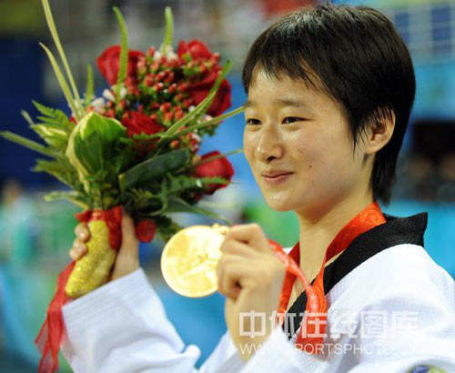 图文-跆拳道女子49公斤级 吴静钰展示宝贵金牌