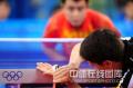 图文-奥运乒乓球男子团体决赛赛况 对手别样发球