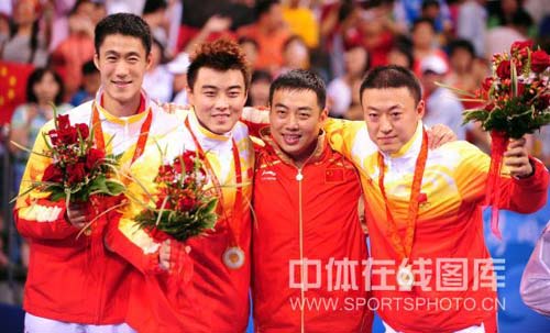 图文-中国乒乓球队夺得男子团体金牌 合影留个念
