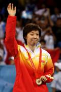 图文-奥运会女子单打决赛 张怡宁向观众致意