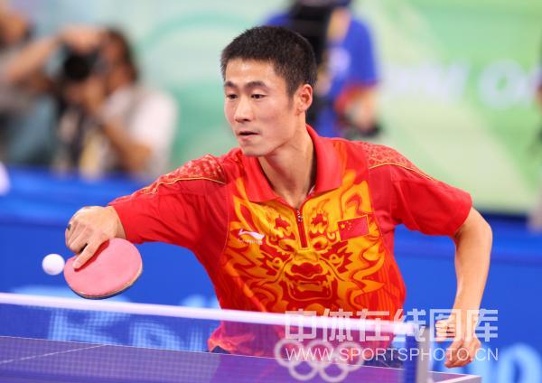 图文-乒乓球男单王励勤获铜牌 王励勤近台回球