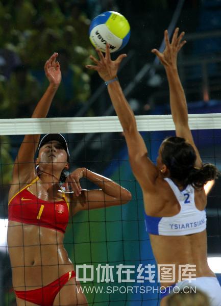 图文-女子沙滩排球中国胜希腊 希腊拦网高度不小