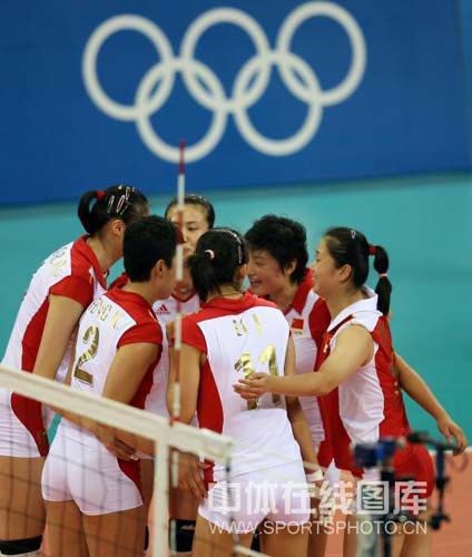 图文-[奥运会]中国女排3-1逆转波兰 集体商量战术