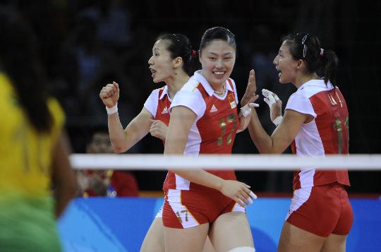 图文-女排半决赛中国VS巴西 中国球员庆祝得分