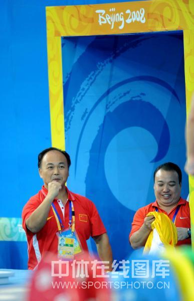 图文-男举56公斤级龙清泉夺冠 教练为清泉打气