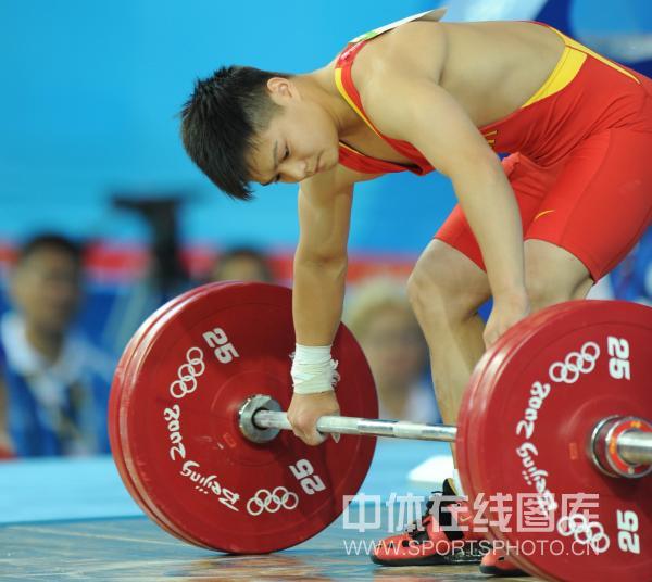 图文-男举56公斤级龙清泉夺冠 轻抚杠铃做准备
