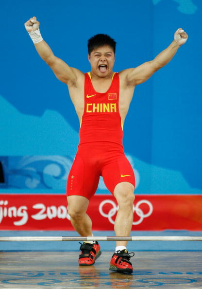 图文-男子举重56公斤级比赛 龙清泉夺第六金