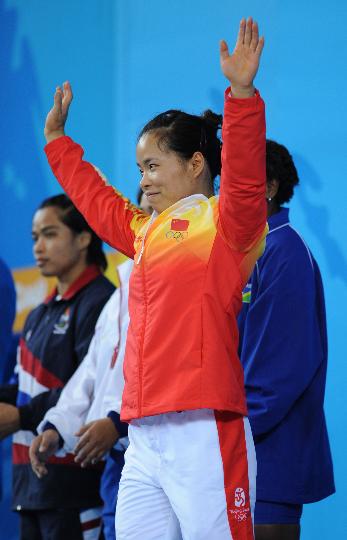 图文-女子58公斤级决赛 陈艳青向观众致意