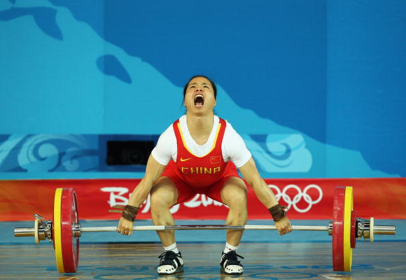 图文-女子举重58公斤级比赛 陈艳青全力以赴
