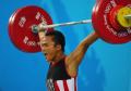 图文-男子举重62公斤级比赛 印尼选手全力以赴