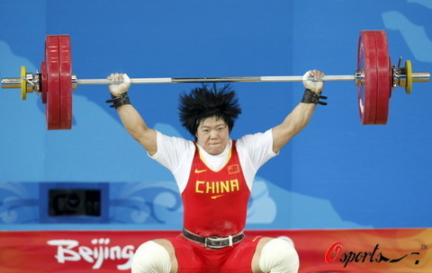 图文-女子举重69公斤级决赛 刘春红胜利一举
