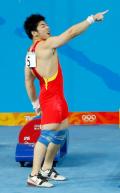 图文-男子举重85公斤级决赛 陆永夺冠豪气冲天