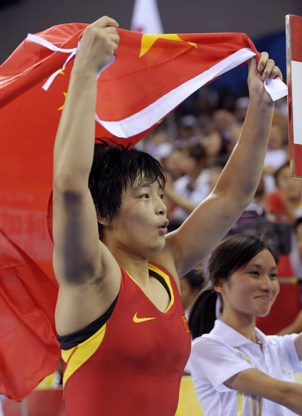 图文-女子摔跤72公斤级金牌战 王娇身披国旗庆祝