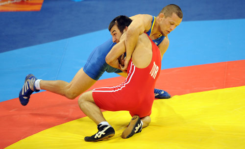 Photo: Sahin of Turkey wins Men's Freestyle 66kg Wrestling gold