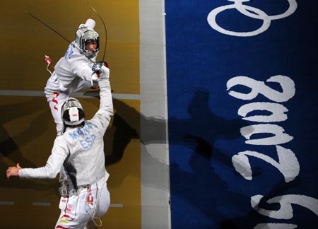 Photos: China beats Spain at men's individual sabre round of 16