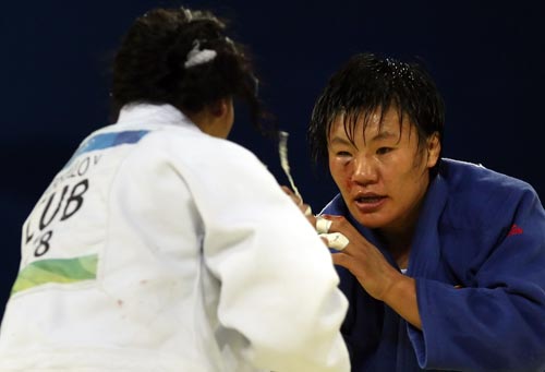 Photo: Yang Xiuli wins in Judo Women's -78kg