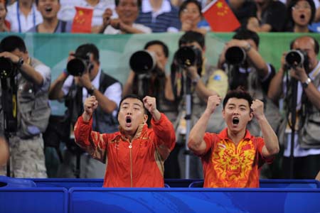 Photo: China beats Germany to win table tennis men's team gold