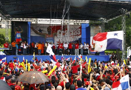 Photo: Panamanians celebrate gold medalist's return