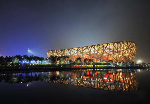 El Estadio Nacional en la noche es más colorido y tranquilo