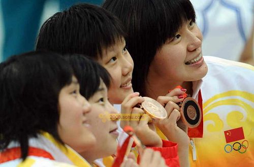 Equipo chino ganó bronce en relevo de 4x100m estilos femeninos