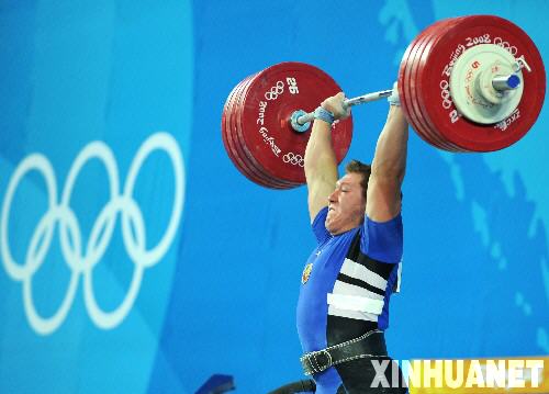 Aramnau de Bielorrusia gana oro olímpico en levantamiento de pesas de categoría de 105 kilos  