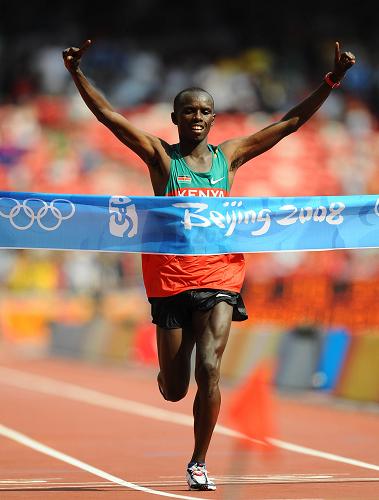 Keniano Samuel Kamau Wansiru gana oro en maratón