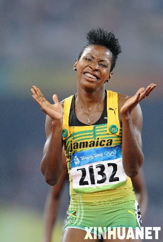 Gana Walker de Jamaica oro en 400 metros vallas femenino 